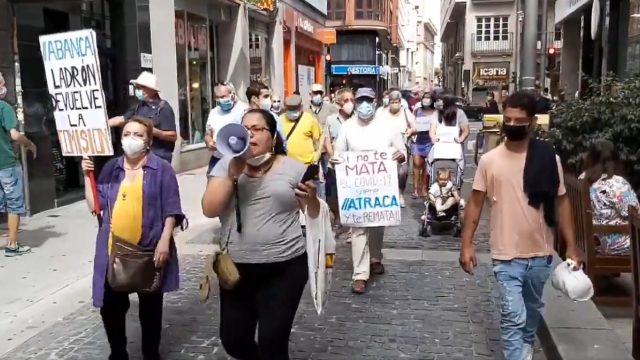 Un momento de la manifestación contra las comisiones de Abanca, hoy en A Coruña.