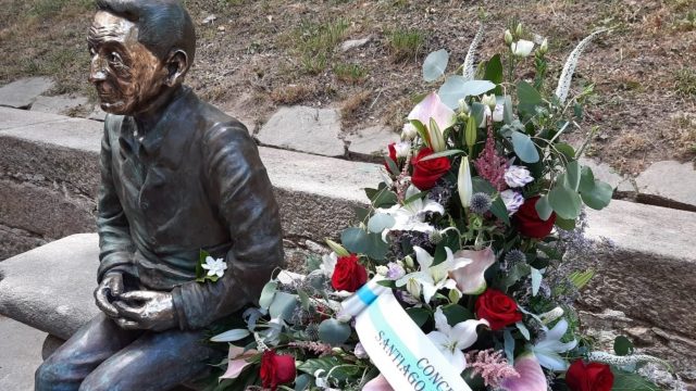 Estatua en homenaje a Isaac Díaz Pardo en la capital gallega