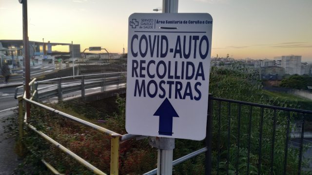 Señalización del covidauto en el CHUAC.