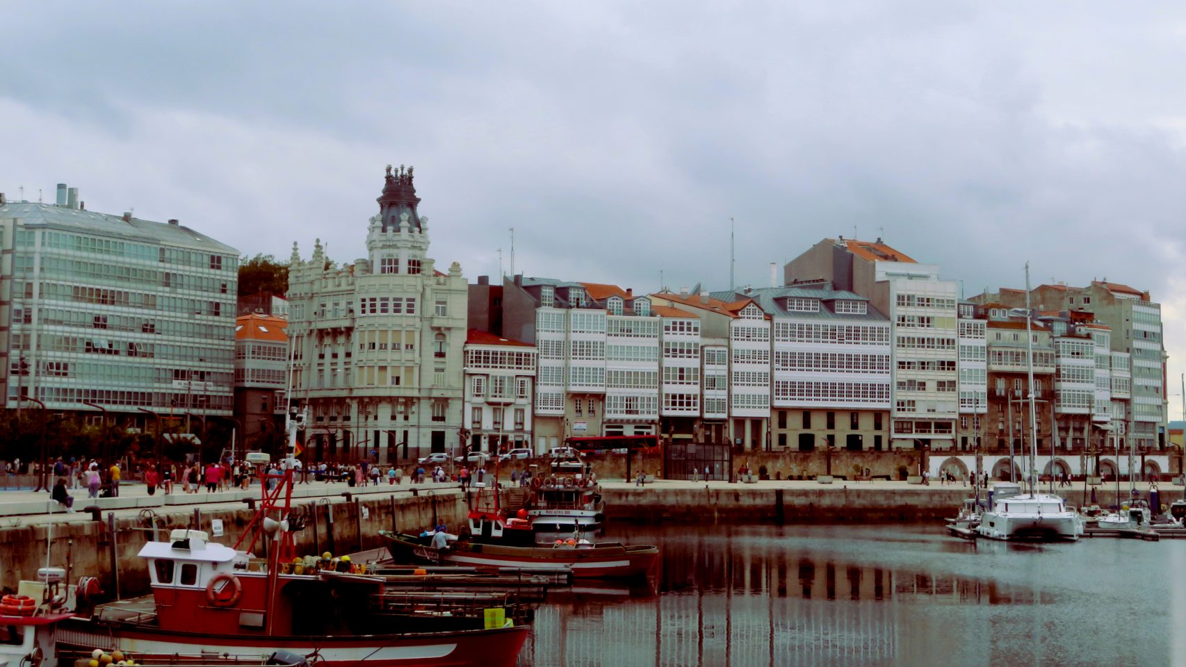 La ciudad de A Coruña en un día nublado.