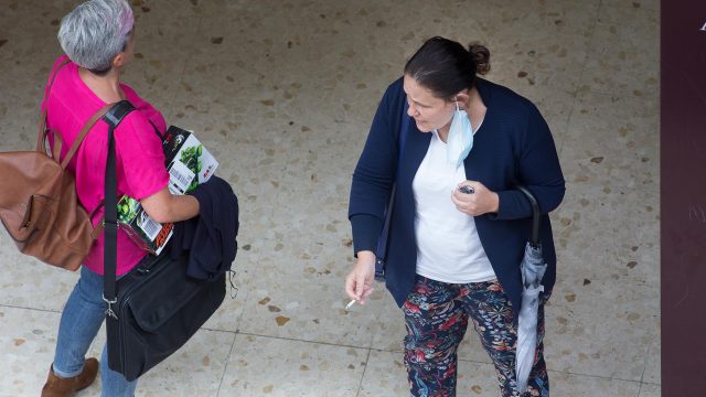 Una persona fuma durante el primer día de la prohibición en Galicia.