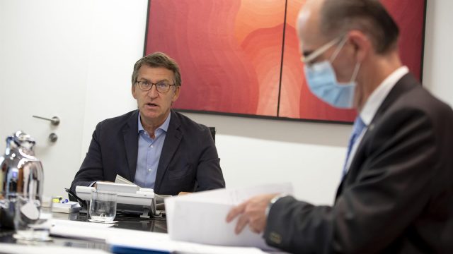 El presidente de la Xunta, Alberto Núñez Feijóo, y el conselleiro de Sanidade, en una reunión del comité clínico.
