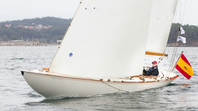 El rey emérito Juan Carlos I haciendo vela en Sanxenxo.