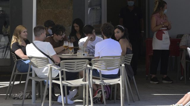 Ambientes en una terraza durante el primer día de la prohibición de fumar en la vía pública en Galicia.