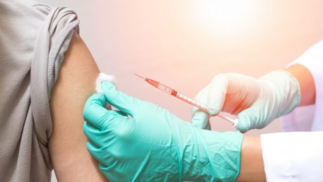 Una persona recibe una vacuna en una imagen de archivo.