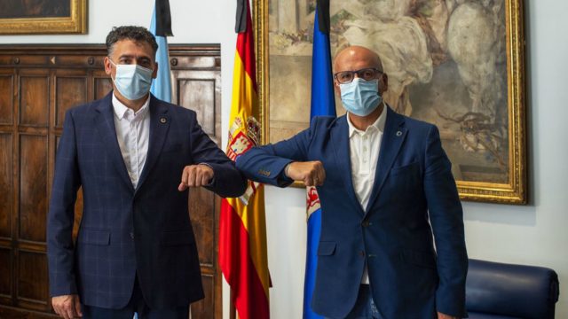 Avelino Pazos, nuevo alcalde de Castrelo de Miño, con Manuel Baltar, presidente de la Diputación.