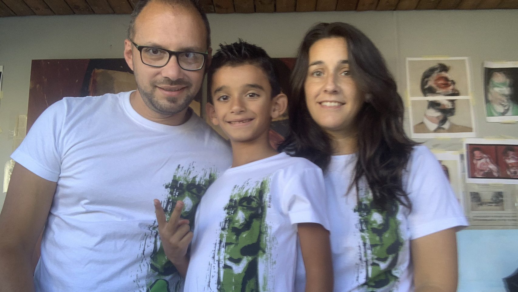Fernando, Hugo y María con la camiseta solidaria de ART for DENT.