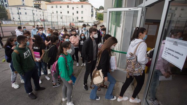 Estudiantes de bachillerato entran por la puerta del IES Vilar Ponte para realizar los exámenes Selectividad