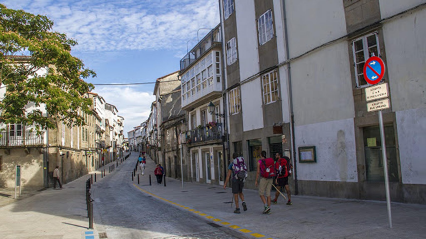 La Rúa de San Pedro, corazón del barrio y tramo final del Camino de Santiago.