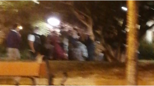 Jóvenes de botellón en la plaza de Vigo.