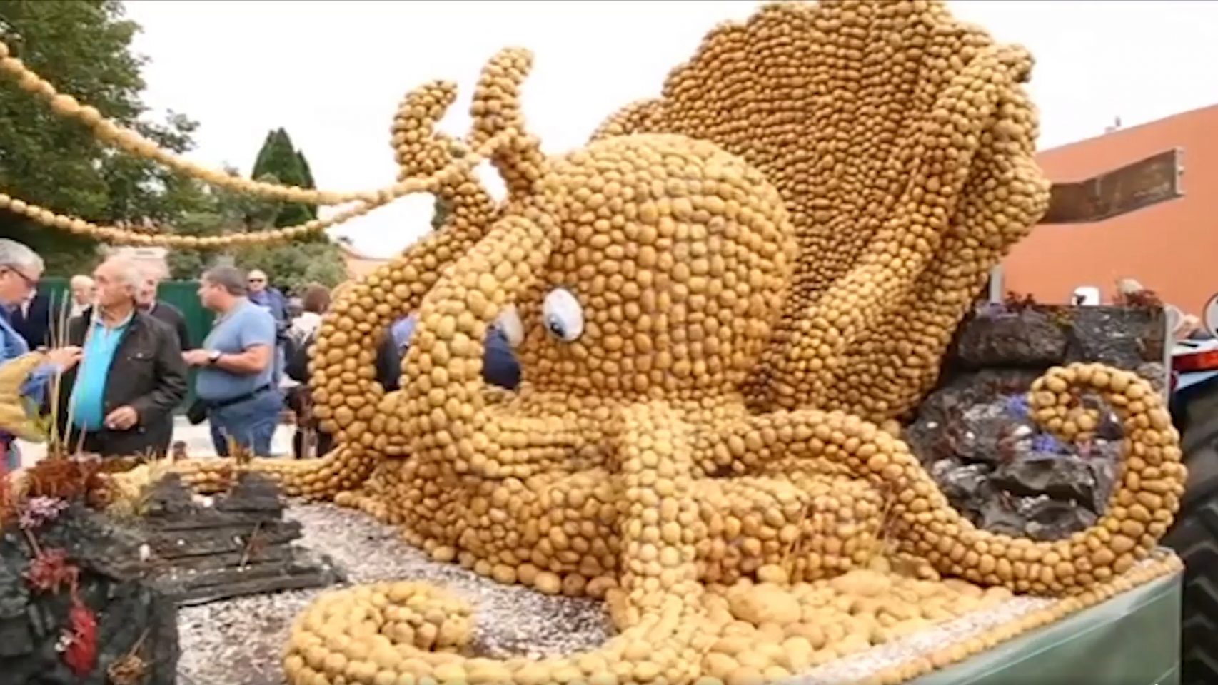 Pulpo hecho de patatas en un desfile de una Festa da Pataca de años anteriores