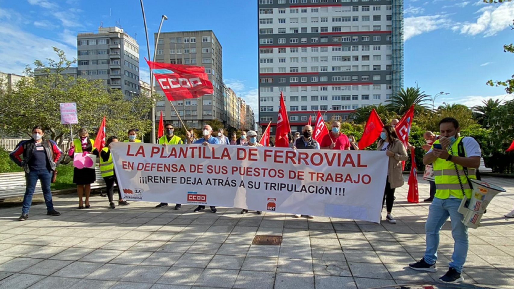 Trabajadores del servicio de a bordo de Renfe protestan hoy en A Coruña.