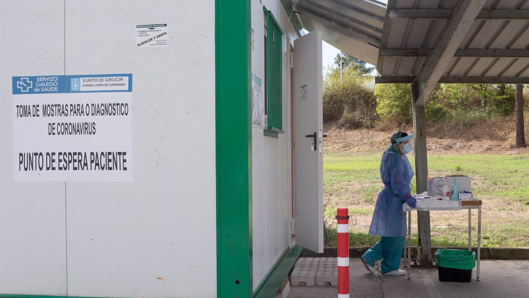 Una sanitaria prepara pruebas PCR en Monforte de Lemos (Lugo).