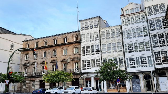 A la izquierda el edificio de la Subdelegación del Gobierno en A Coruña, construido como Aduana Real en el siglo XVIII