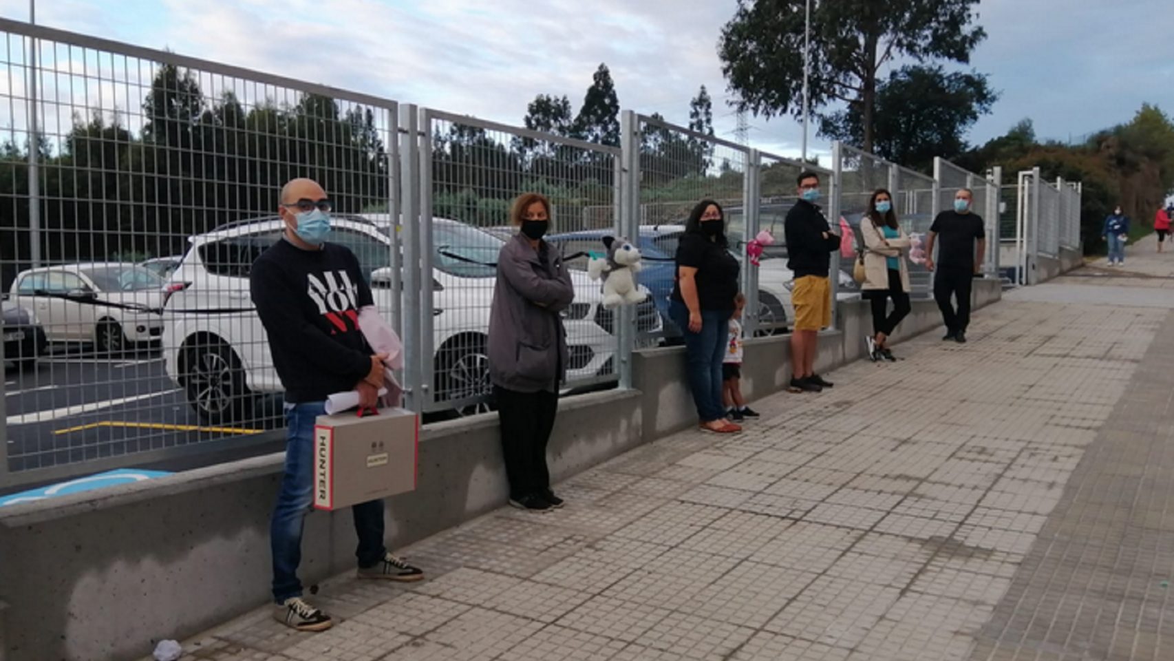 Varios padres y madres protestan ante el CEIP Novo Mesoiro.