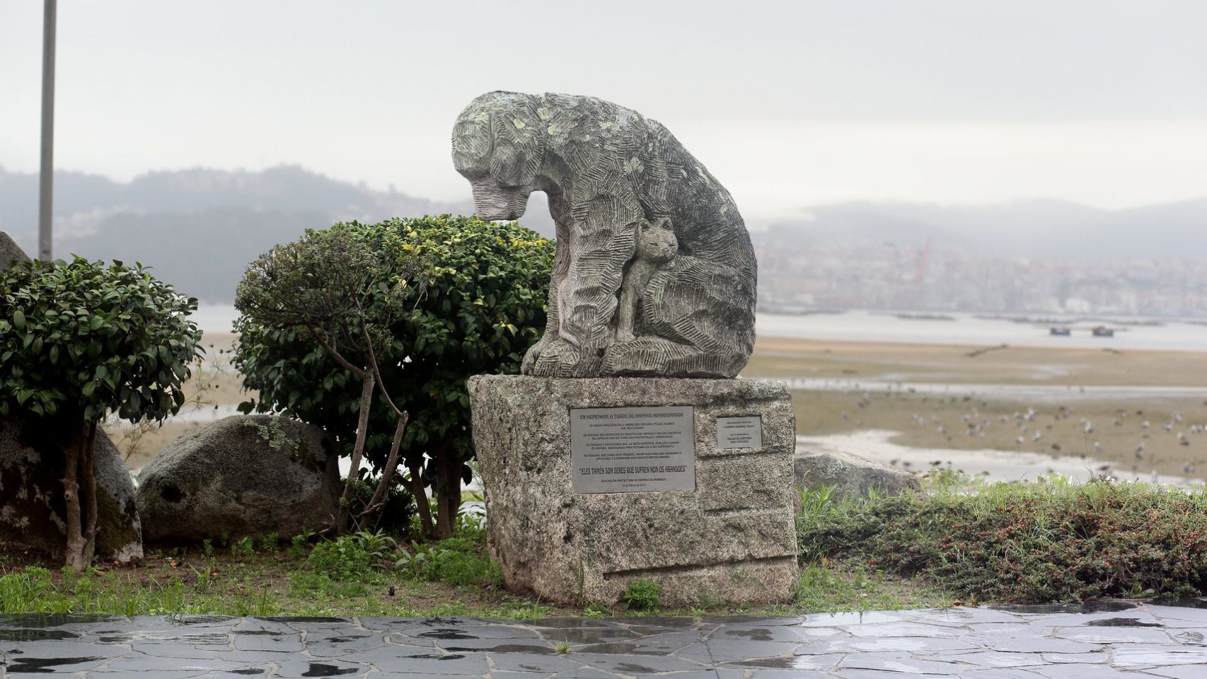 La estatua en el paseo marítimo de Moaña (Pontevedra).