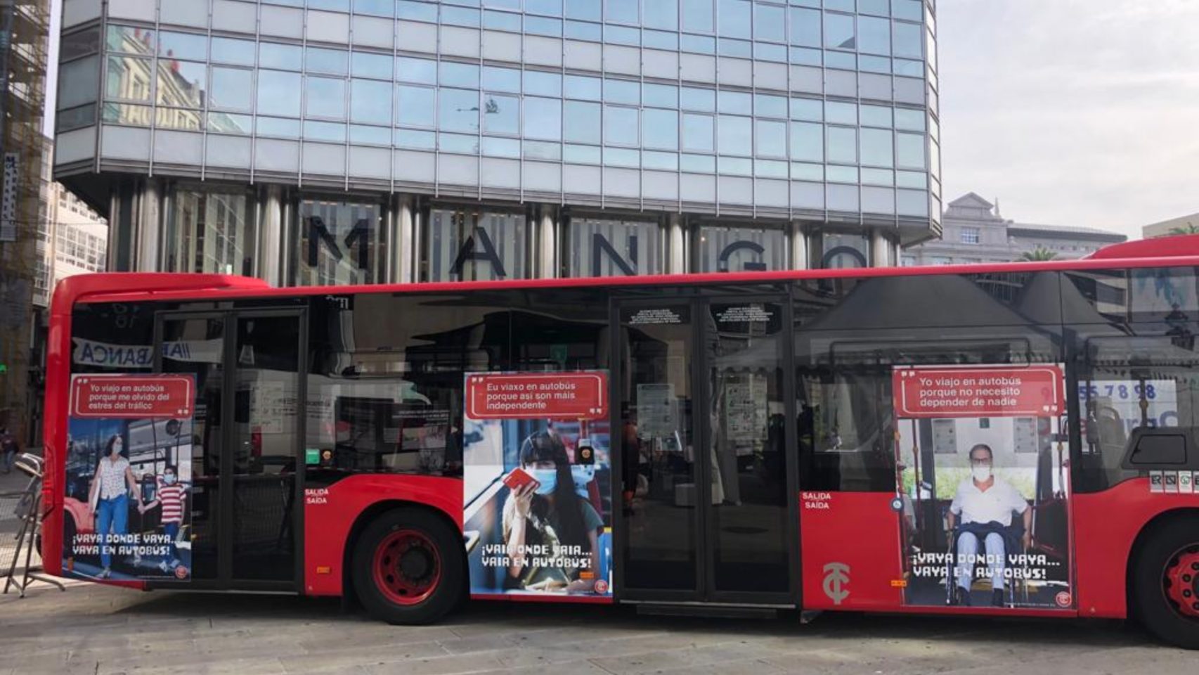 Uno de los autobuses urbanos luciendo la cartelería de la nueva campaña 