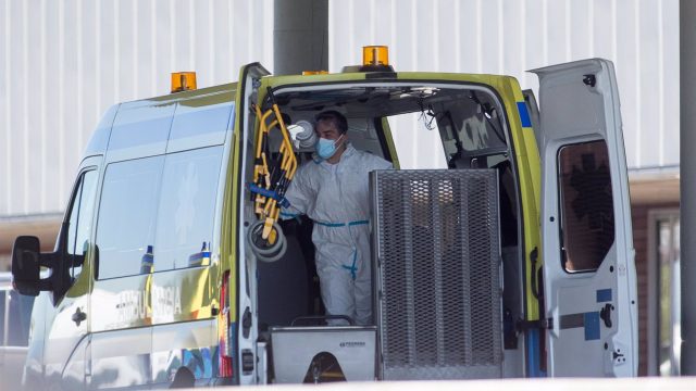 Un sanitario prepara una camilla junto al hospital de Lugo.