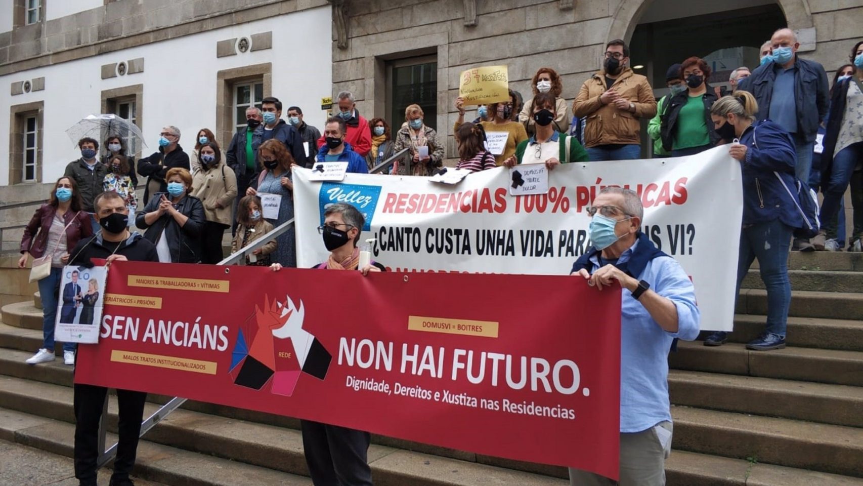 Manifestación de familiares de usuarios de residencias en el centro de Vigo.
