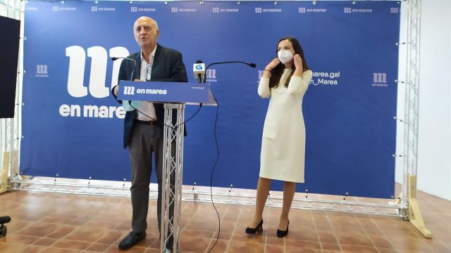 Los portavoces de En Marea, Pancho Casal y María Chao, en rueda de prensa.