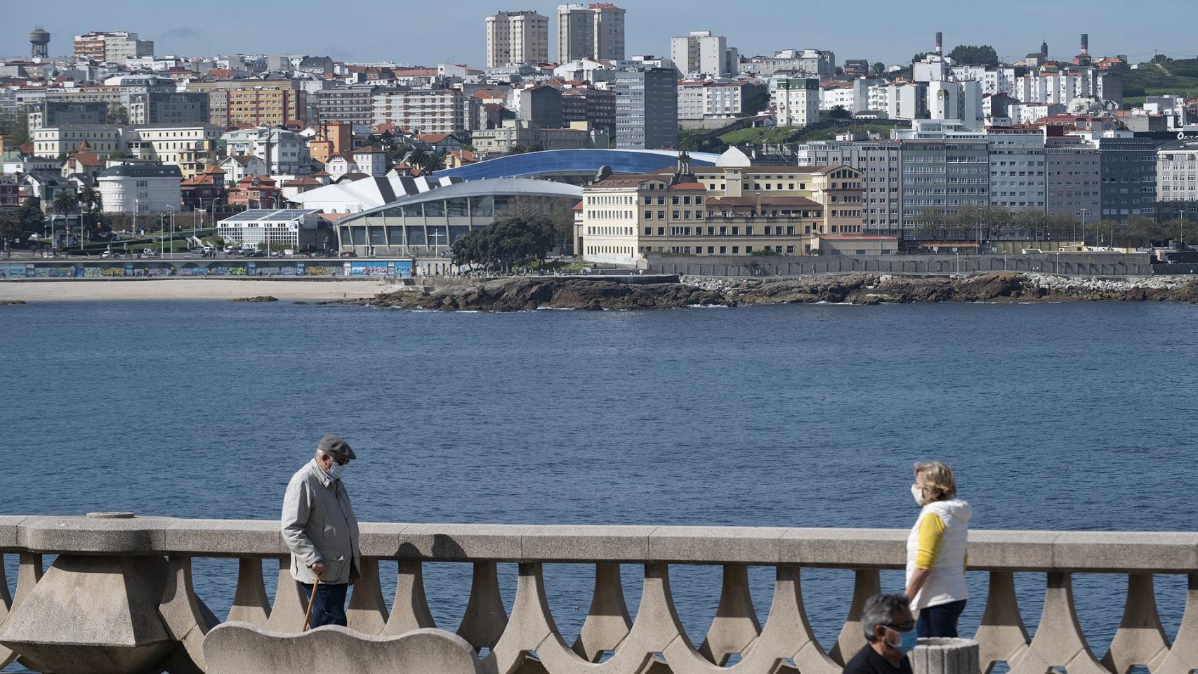 Gente caminando por el paseo marítimo de A Coruña.