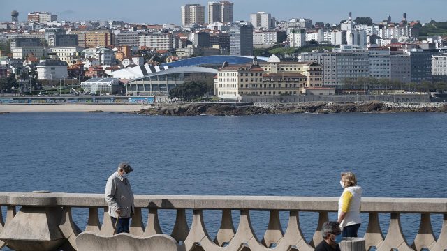 Gente caminando por el paseo marítimo de A Coruña