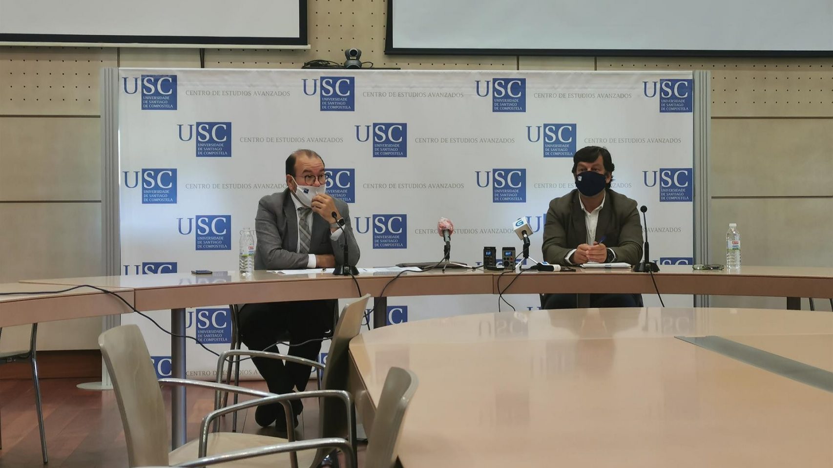 El rector de la Universidade de Santiago de Compostela (USC), Antonio López, y el gerente, Xabier Ferreira, en rueda de prensa.