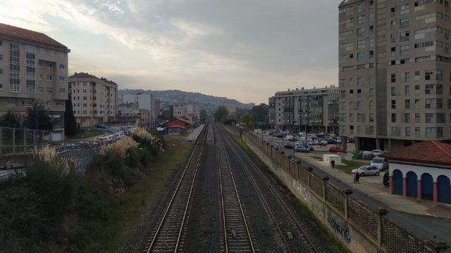 Las vías del tren a su paso por O Burgo, Culleredo.