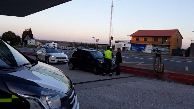 Hallan Ebria A Una Conductora En Ordes A Coruna Recostada En Un Coche Con Un Menor Detras