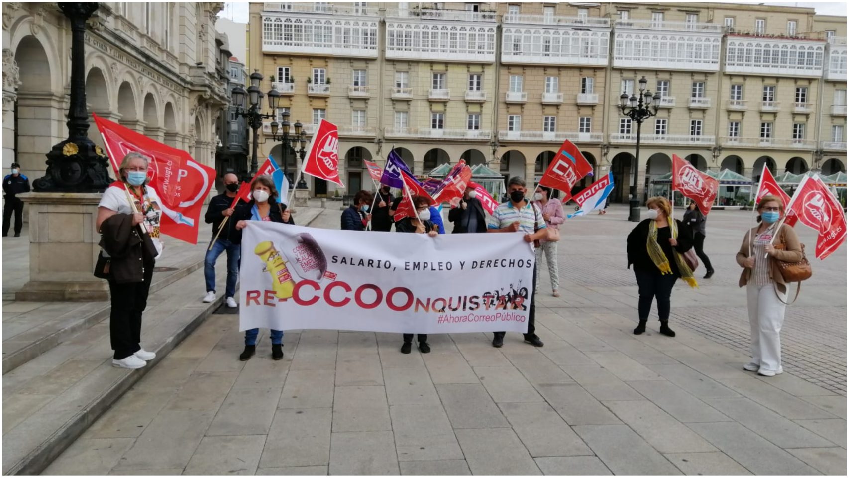 Trabajadores y miembros  de CCOO protestan en María Pita.
