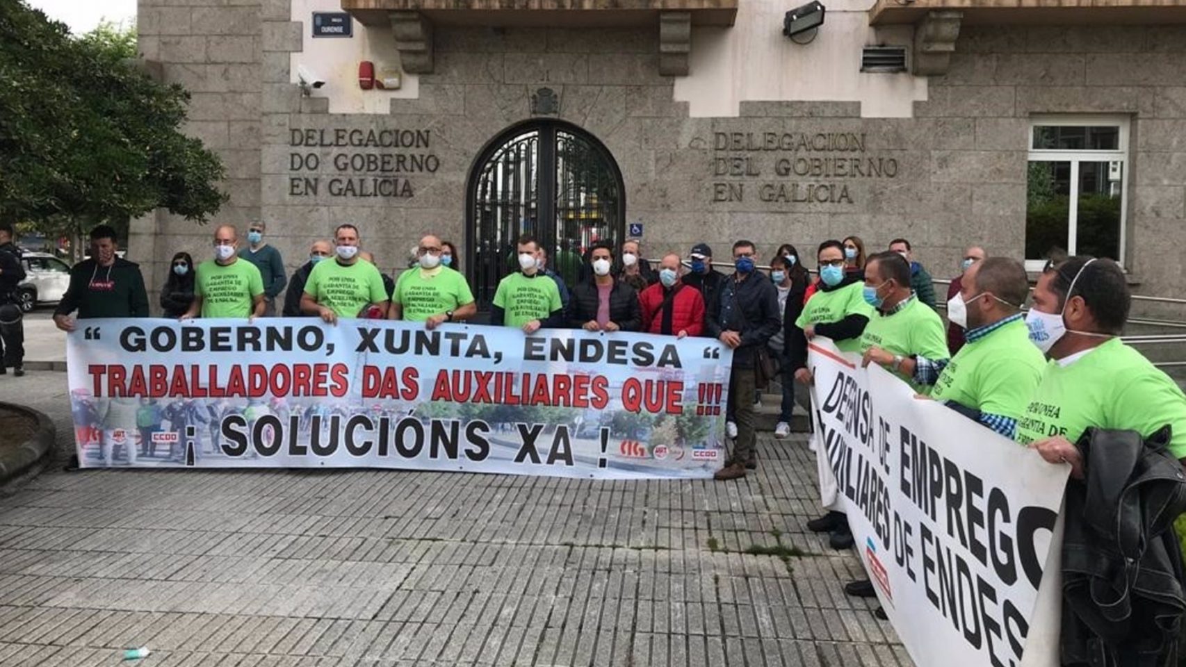 Representantes de empresas auxiliares de Endesa en As Pontes se movilizan ante la Delegación del Gobierno.