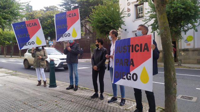 Familiares y allegados de Diego Bello a las puertas del Valedor do Pobo antes de reunirse con la titular.