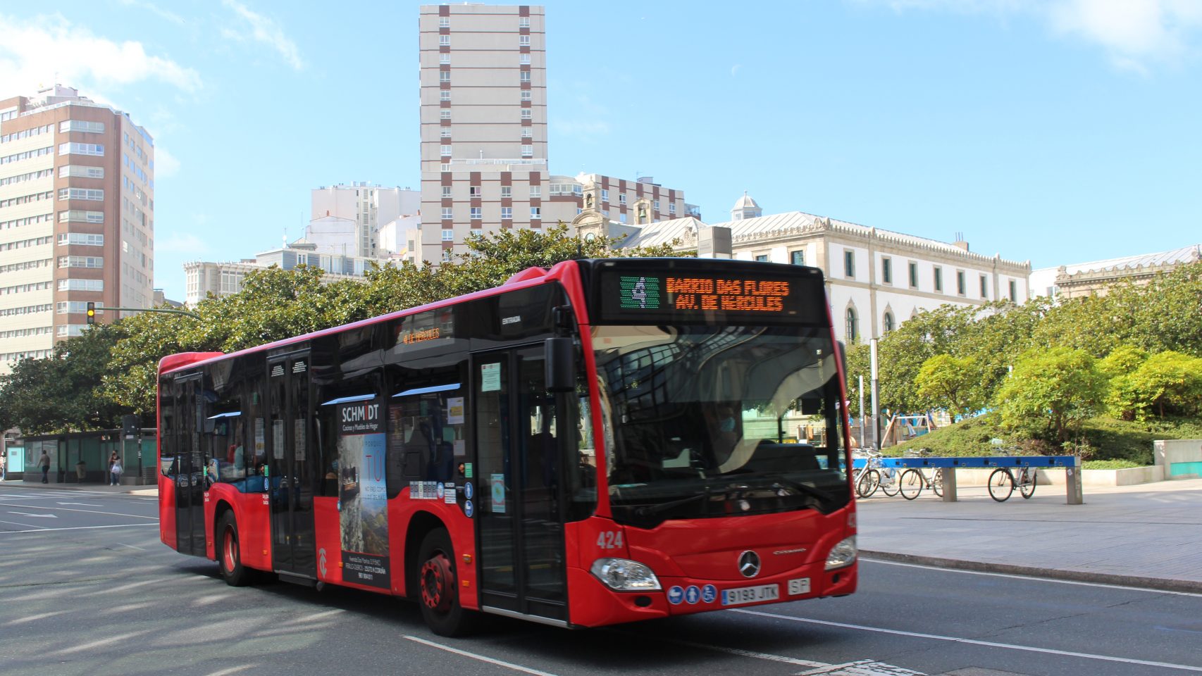 Un autobús urbano pasa frente a la plaza de Pontevedra (A Coruña).