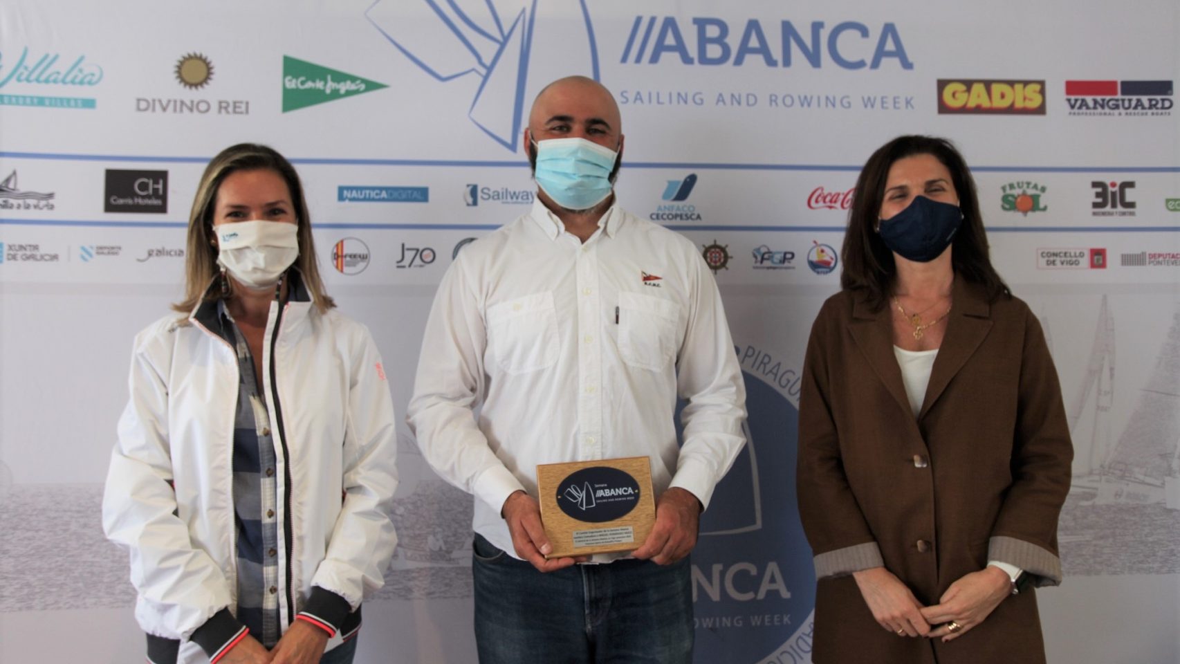 El nuevo campeón de España, Fernández Vasco con la concejala de deportes herculina y la representante de Abanca.