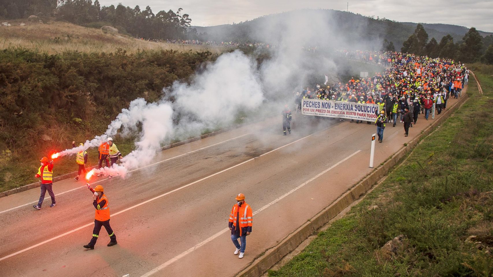 Marcha de estudiantes de secundaria en defensa de la fábrica de aluminio Alcoa en San Cibrao.