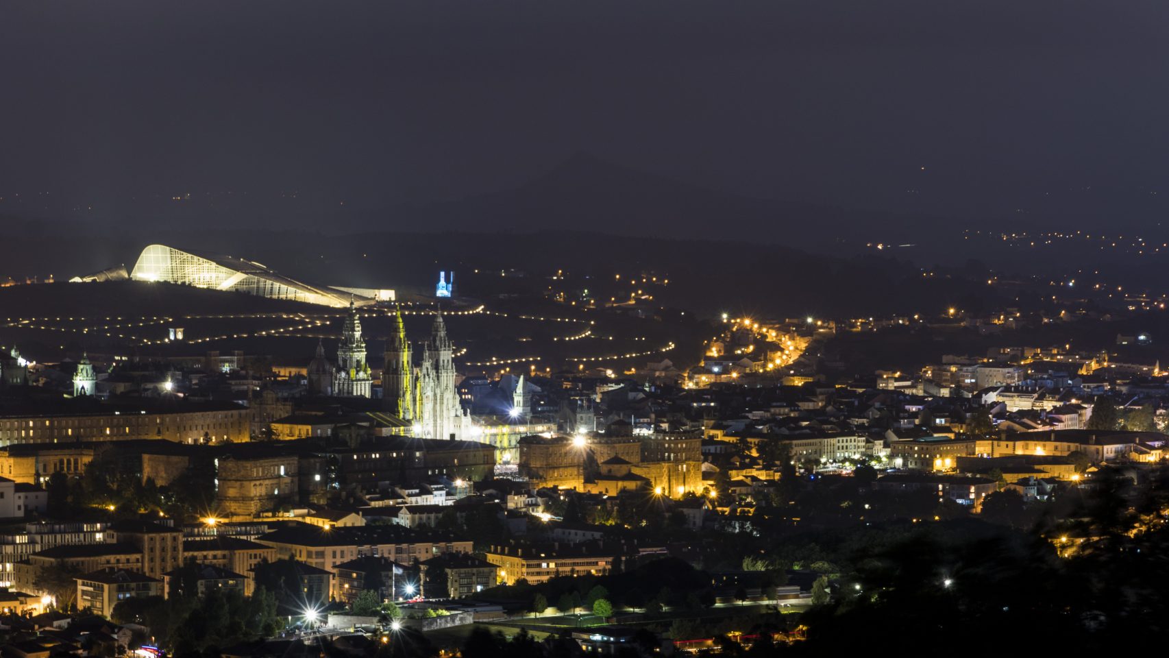 Santiago de Compostela de noche desde el Monte Pedroso.