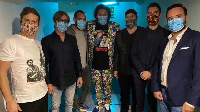 El coruñés Diego González Rivas y Javier Gallego con el equipo de 'La Resistencia'.