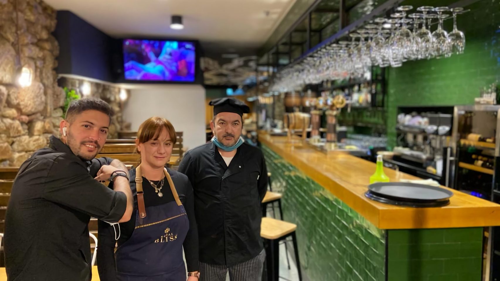 Jairo, Carmen (jefa de sala) y Guillermo (jefe de cocina), en el Restaurante Orballo de la calle Olmos.