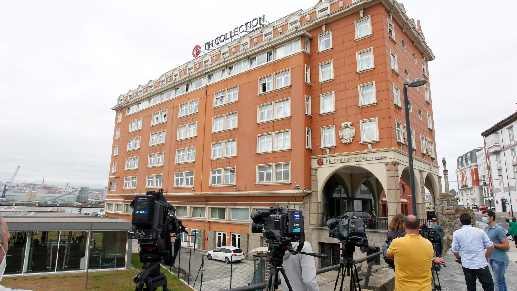 Medios de comunicación junto al hotel Finisterre.