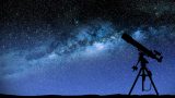 Observación del cielo nocturno con telescopio