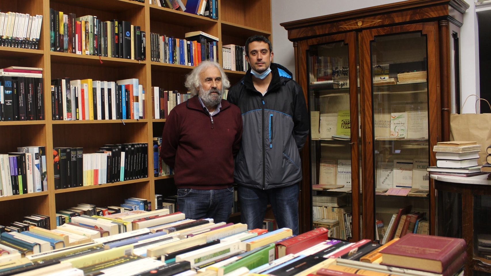 Víctor Fojo padre e hijo en la tienda Follas Vellas de A Coruña.