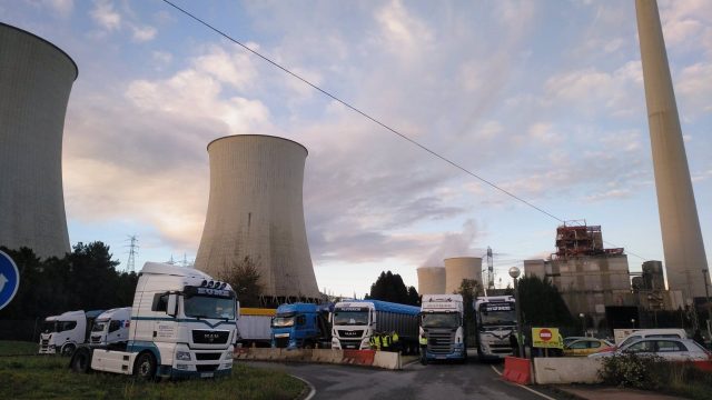 Camiones bloquenado el acceso a la central térmica de Endesa en As Pontes.
ECONOMIA AUTONOMÍAS
CEDIDA (TRABAJADORES)