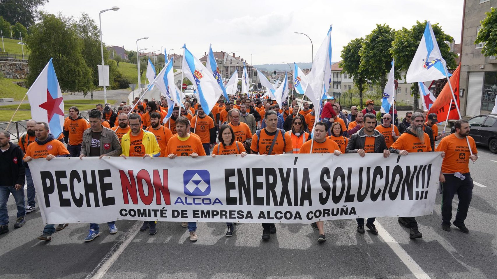 Trabajadores de la industria electrointensiva se manifiestan en Santiago de Compostela.