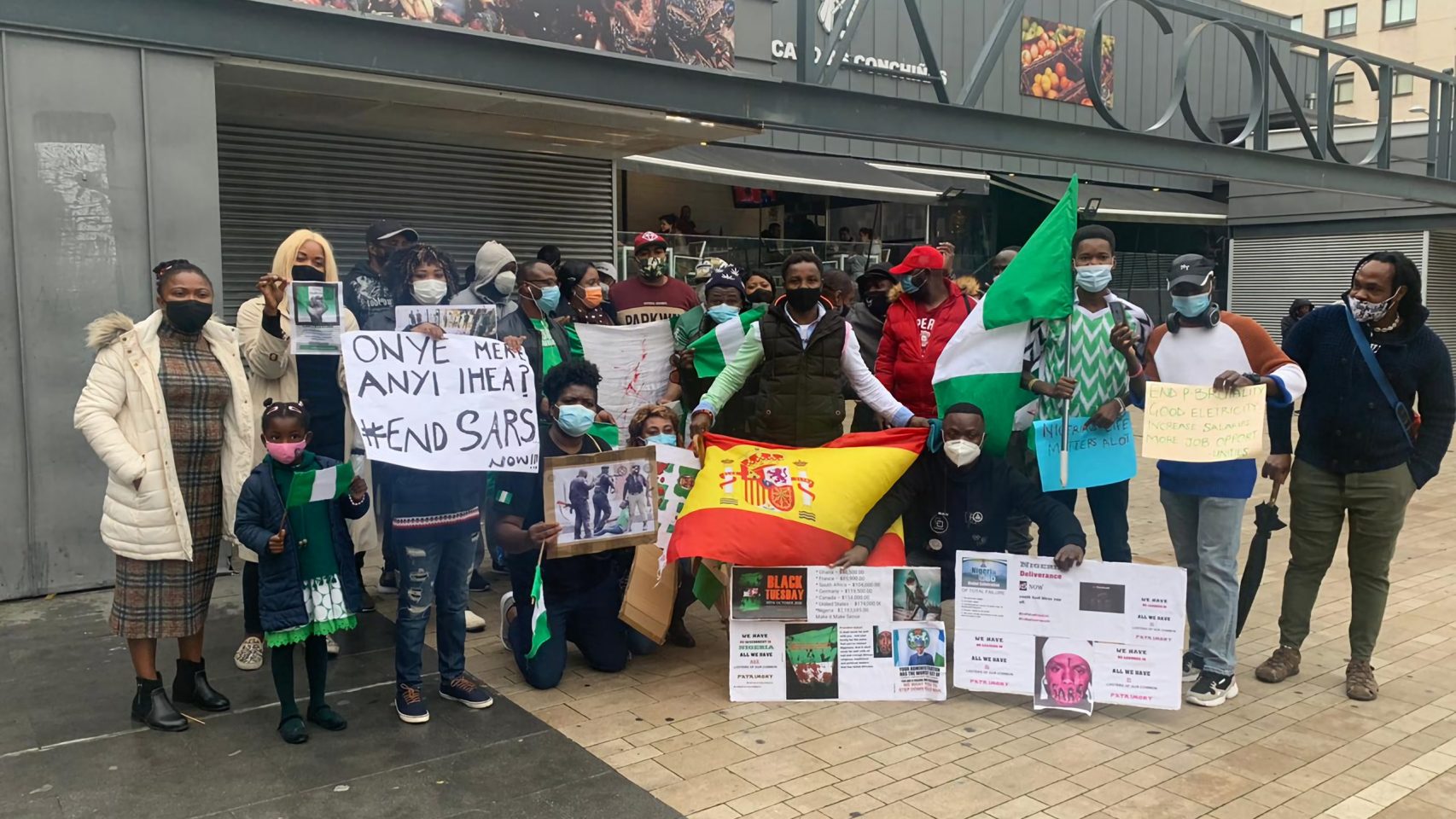 Miembros de la Comunidad Nigeriana da Coruña muestran banderas nigerianas y españolas en la concentración, bajo el lema de #EndSARS