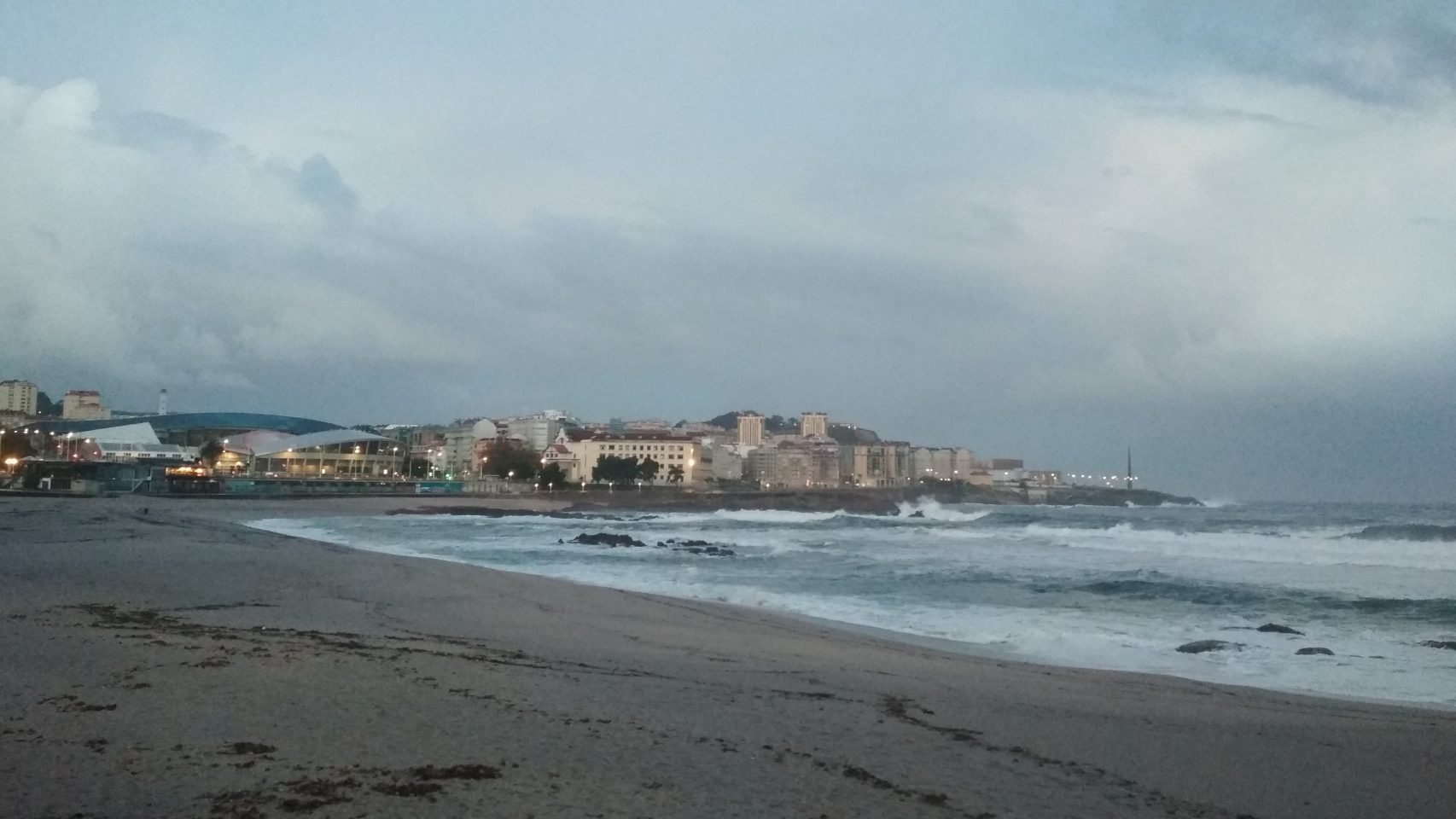 La playa de Riazor (A Coruña) en una foto de archivo.