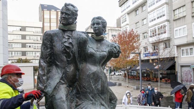 Un operario coloca el monumento a los liberales en la plaza de As Conchiñas (A Coruña).