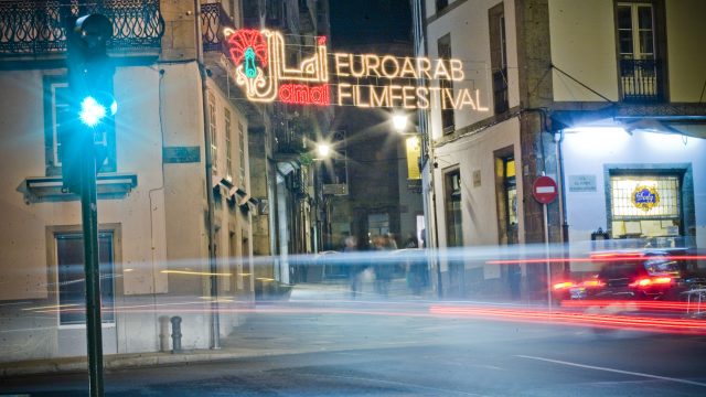 Luces promocionales de la Semana de Cine Euroárabe Amal en Porta Faxeira.