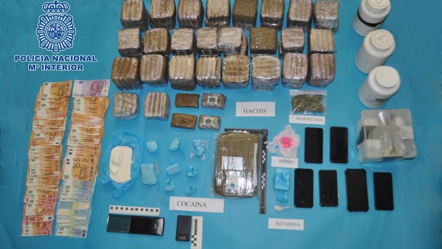 Droga y otros efectos intervenidos en un operativo en A Coruña.