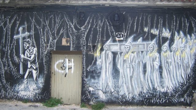 Grafiti de la Santa Compaña en la calle Almirante Matos de Pontevedra (vía Lameiro - Wikipedia)