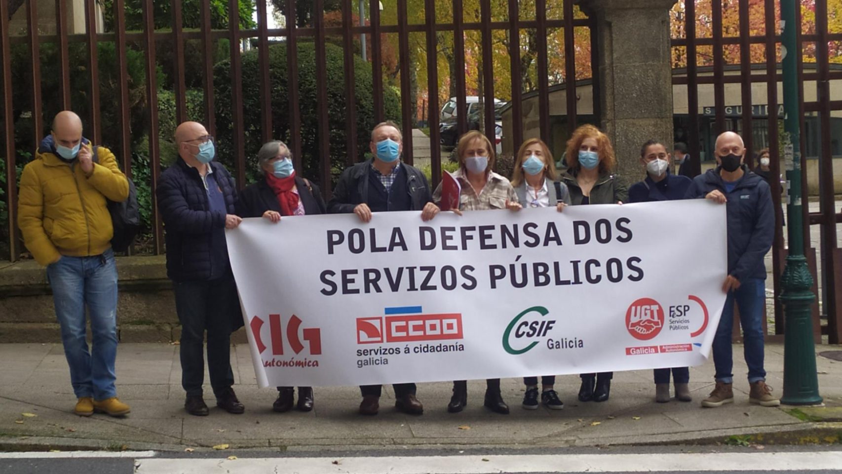 Trabajadores de la Consellería de Política Social se manifiestan frente al Parlamento de Galicia.